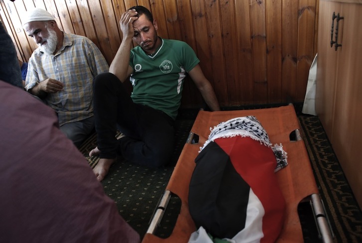 Familiares lloran la muerte del niño Ali Saad Dawabsha en su funeral. (Thomas COEX/AFP)