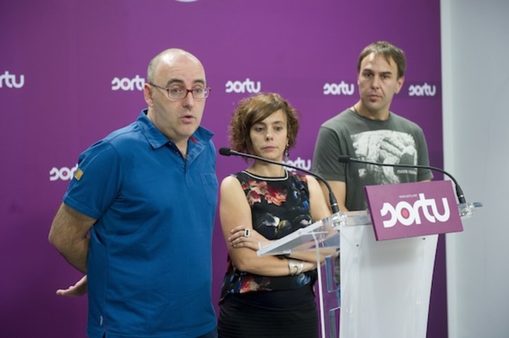 Floren Aoiz y Asier Altuna comparecieron junto a Amaia Izko tras su regreso a Euskal Herria. (Iñigo URIZ/ARGAZKI PRESS)