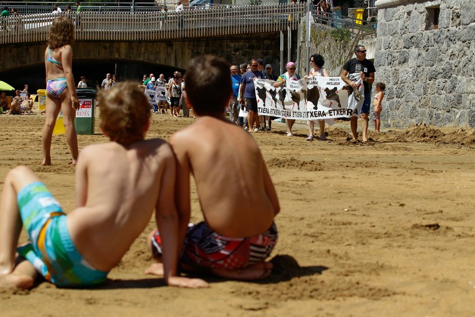 Umeak giza kateari begira. (ARGAZKI PRESS) Umeak giza kateari begira. (ARGAZKI PRESS)