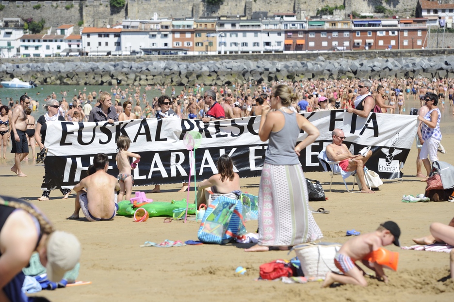 Etxeraten giza katea Donostian. (Jon URBE / ARGAZKI PRESS) Etxeraten giza katea Donostian. (Jon URBE / ARGAZKI PRESS)