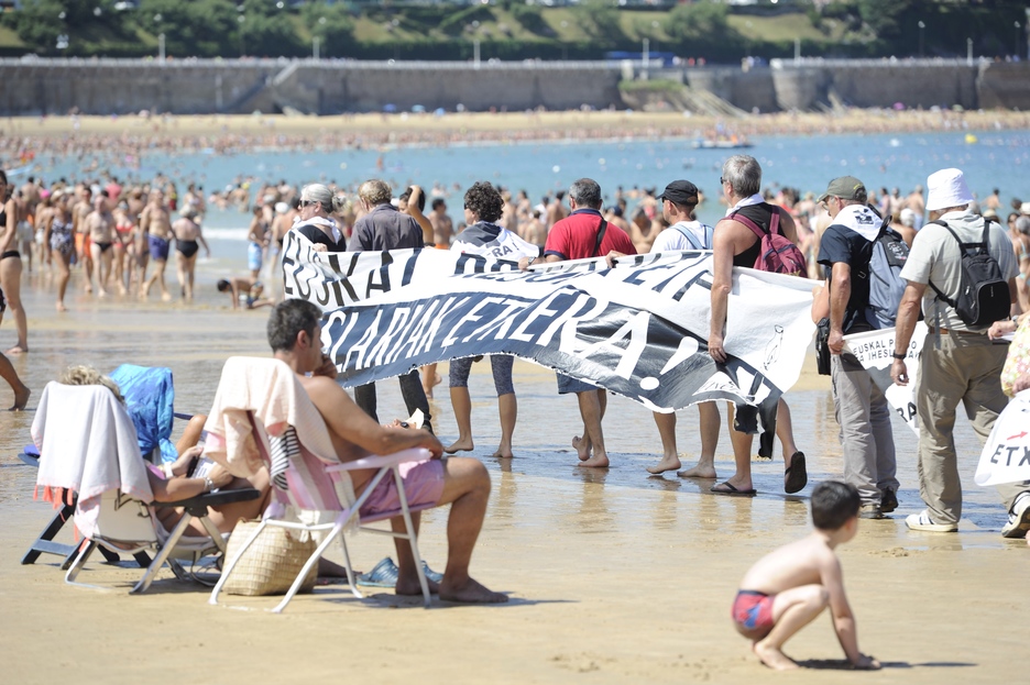 Giza katea Kontxako hondartzan. (Jon URBE / ARGAZKI PRESS) Giza katea Kontxako hondartzan. (Jon URBE / ARGAZKI PRESS)