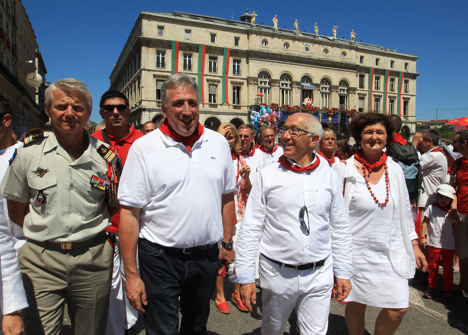 Le maire d'Iruñea, Joseba Asiron, a participé au défilé des bandas. © Bob EDME