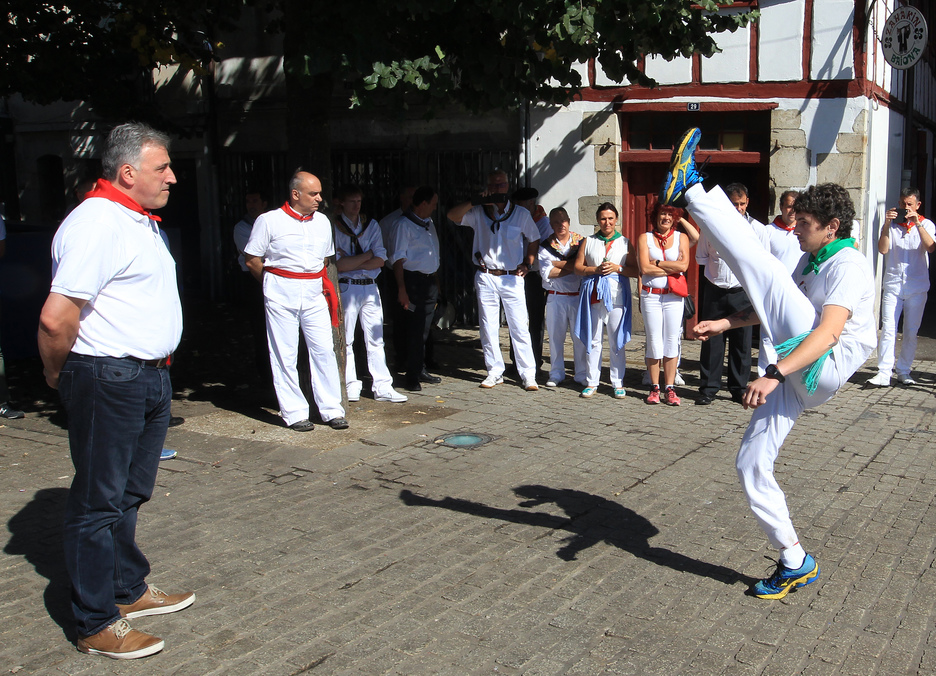 La peña Zahakin a réservé un ongi etorri particulier au maire d'Iruñea. © Bob EDME