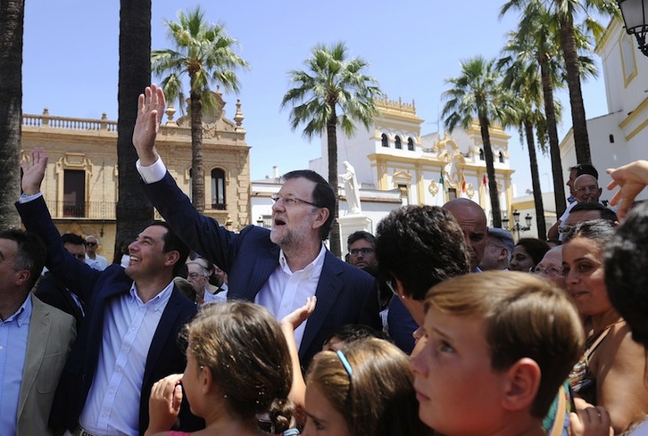 Mariano Rajoy junto al líder del PP andaluz, Juanma Moreno. (Cristina QUICLER/AFP)