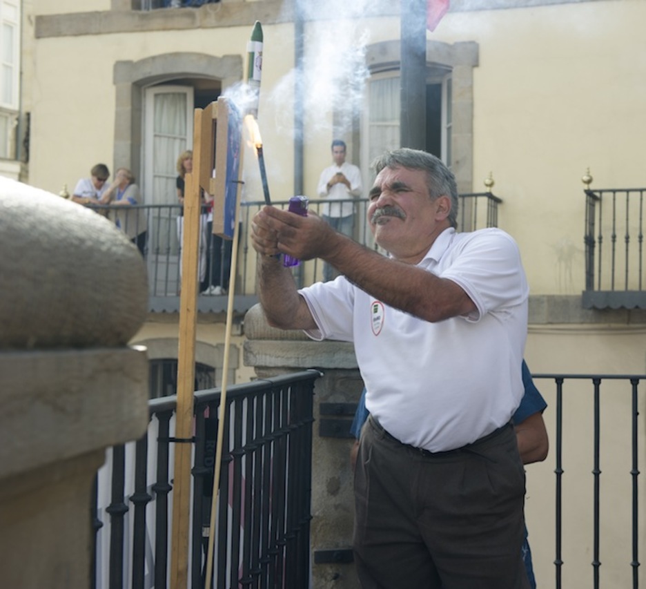 Julio Roca, presidente de Zuzenak, ha prendido el cohete. (Juanan RUIZ / ARGAZKI PRESS)