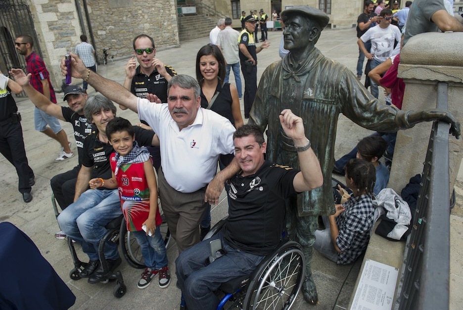 El presidente de Zuzenak e integrantes del club posan junto a la estatua de Celedón. (Juanan RUIZ / ARGAZKI PRESS)