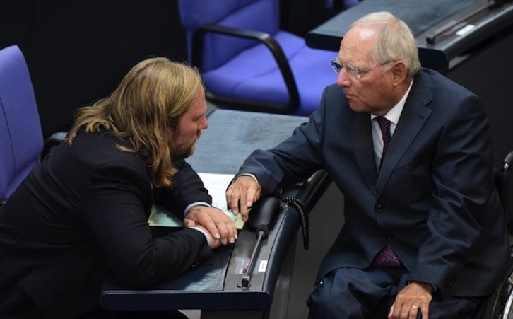 Wolfgang Schaeuble (derecha), ministro alemán de Finanzas, conversa con un diputado en el Bundestag. (John MACDOUGALL / AFP) 