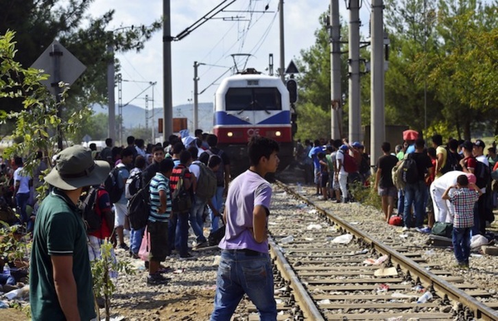 Migrantes cerca de la frontera entre Macedonia y Grecia. (Robert ATANASOVSKI/AFP)