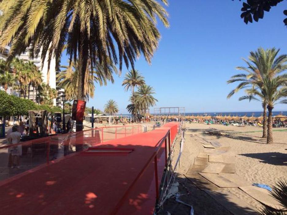 «Miren la línea de meta de la primera etapa de la #LV2015 en la Playa de Levante. Todo está preparado», tuit de la Vuelta.