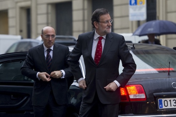 El delegado del Gobierno español en la CAV, Carlos Urquijo, junto a Mariano Rajoy, en una imagen de archivo. (Raul BOGAJO/ARGAZKI PRESS)