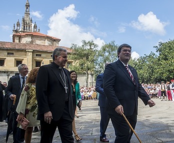 El alcalde Aburto junto al obispo Mario Iceta en la explanada ante Begoña. (Luis JAUREGIALTZO / ARGAZKI PRESS) 