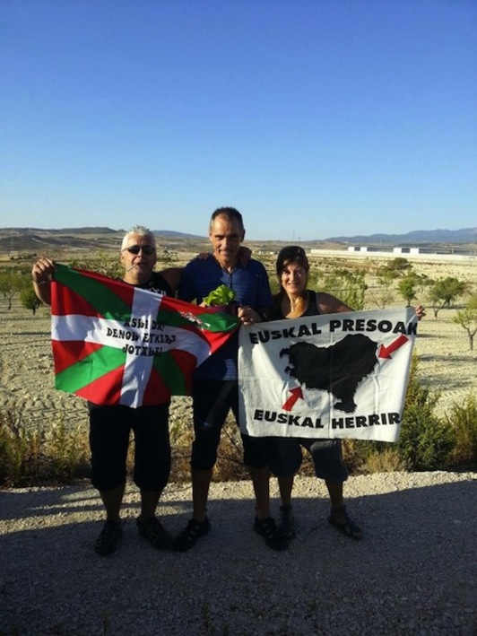 Iñaki Arietaleniz junto a dos allegados en el exterior de la cárcel de Murcia II . (Etxerat)