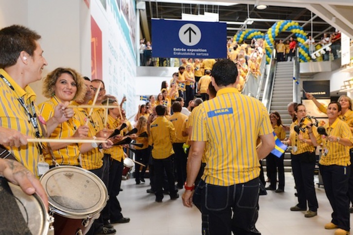 La inauguración de Ikea ha contado con empleados, autoridades y muchos curiosos. (Isabelle MIQUELESTORENA)