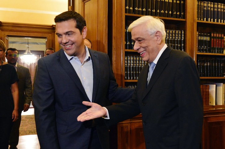 Prokopis Pavlopoulos junto a Alexis Tsipras en el palacio presidencial. (Louisa GOULIAMAKI/AFP)