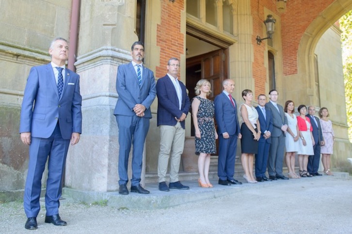 El Gobierno de Lakua al completo, junto al Diputado general de Gipuzkoa, Markel Olano, y el alcalde de Donostia, Eneko Goia. (ARGAZKI PRESS) 