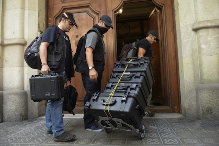 Agentes de la Guardia Civil durante el registro de la sede de CatDem. (Josep LAGO/AFP)