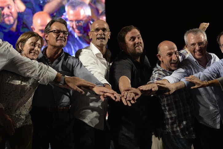La candidatura de Junts pel Sí, en el acto de Barcelona. (Josep LAGO / AFP)