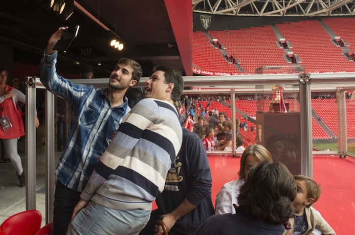 Dos aficionados se hacen un ‘selfie’ con la Supercopa detrás. (Monika DEL VALLE/ARGAZKI PRESS)