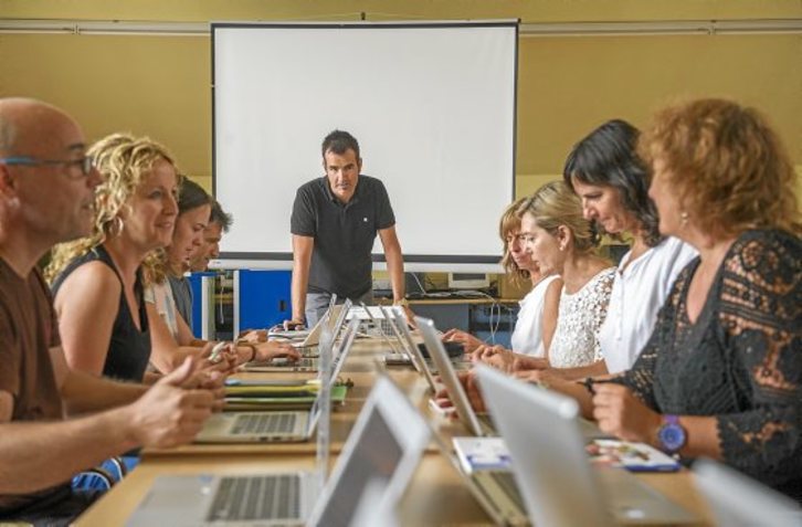 Irakasleen klaustro batekin eman ohi zaio hasiera ikasturte berriari.