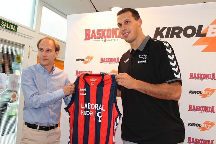 Félix Fernández y Darko Planinic, en la presentación del jugador. (BASKONIA.COM)