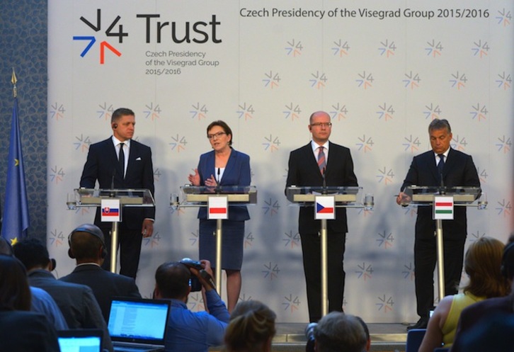 Los primeros ministros de Hungría, República Checa, Polonia y Eslovaquia comparecen ante los medios. (Michal CIZEK/AFP) 