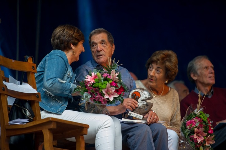 Jose Luis Elkoro charla con la esposa de Arnaldo Otegi, con su esposa Mari Carmen Aiastui y Mariano Ferrer a su izquierda. (Juanan RUIZ/ARGAZKI PRESS)