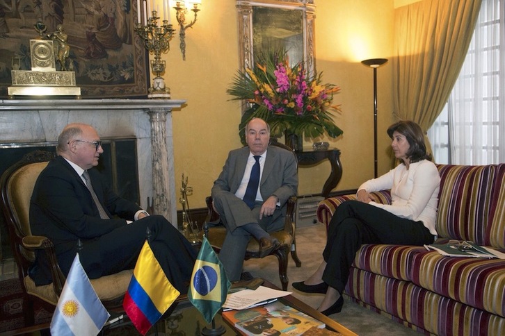 Los ministros de Exteriores de Argentina y Brasil, con su homóloga colombiana en Bogotá. (AFP)