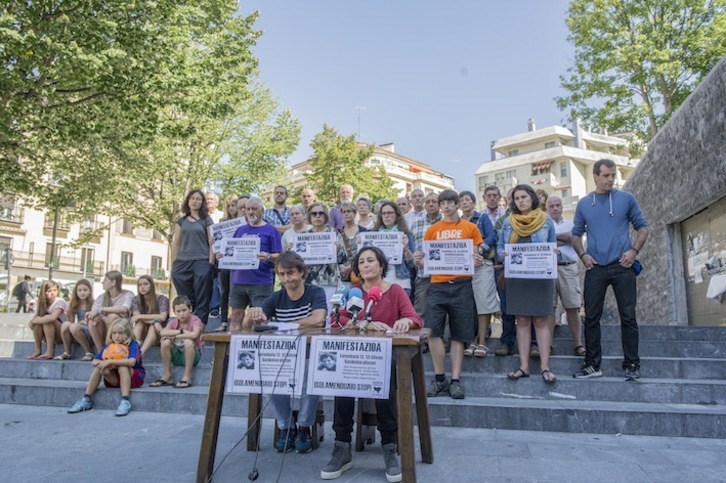 Familiares y amigos de Jon Enparantza han comparecido en la plaza Benta Berri del Antiguo. (Gorka RUBIO/ARGAZKI PRESS)