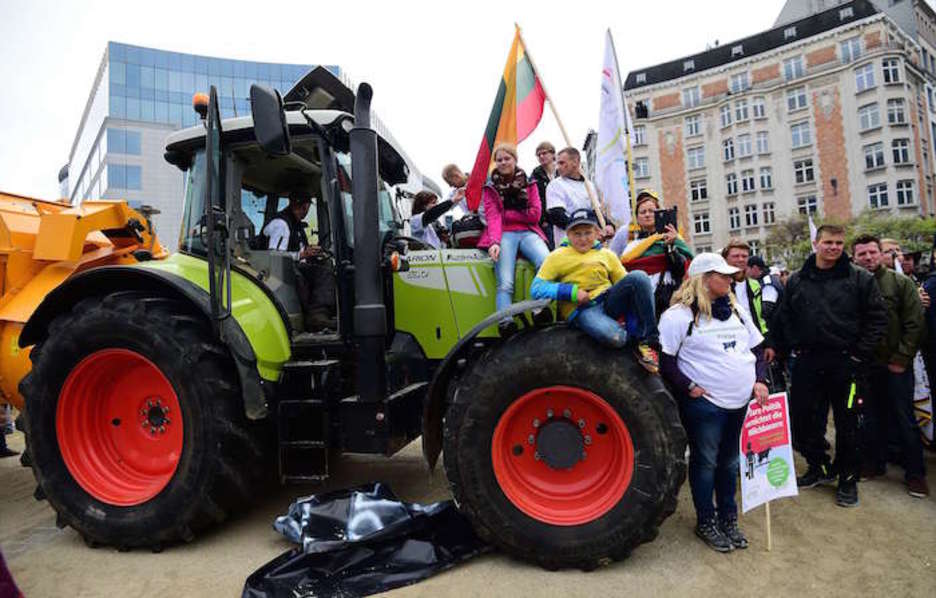 Bruselara eraman dute esne ekoizleek sektorearen ezinaren aldarria. (Emmanuel DUNAND | AFP)