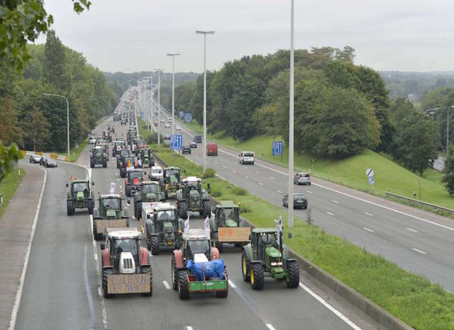 E40 autobidetik barrena europear nekazariak, euren traktoreetan (Eric LALMAND|AFP)