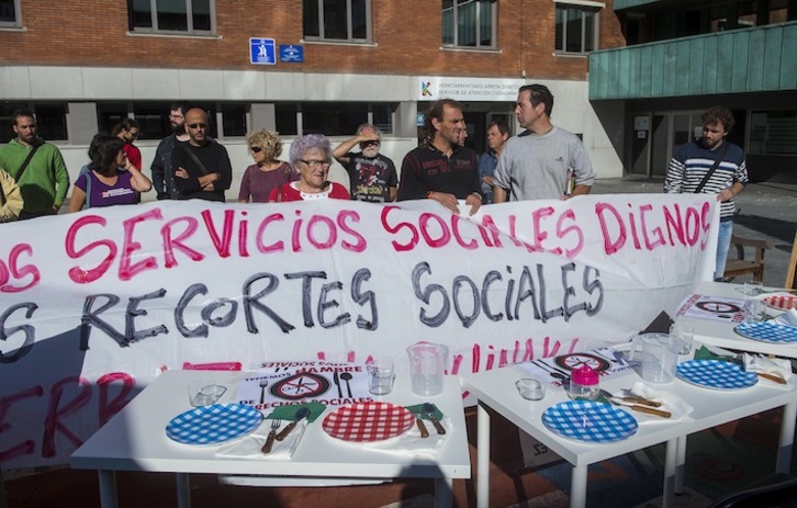 Concentración de Berri-Otxoak para denunciar la «subnutrición» que padecen 300 niños en Barakaldo. (Luis JAUREGIALTZO/ARGAZKI PRESS)