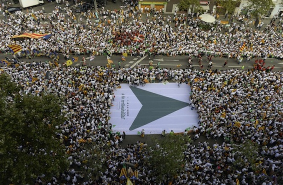 ‘Estelades’, ikurriñas y otras banderas y símbolos, en la gran movilización. (Josep LAGO/AFP PHOTO)