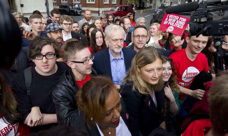 Corbyn en el centro arropado por jóvenes. (Justin TALLIS / AFP)