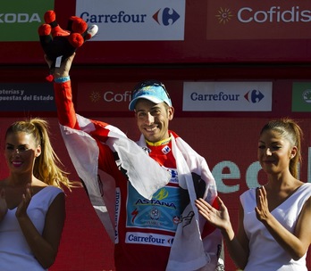 Fabio Aru con la bandera sarda en el podium. (Jaime REINA / AFP)