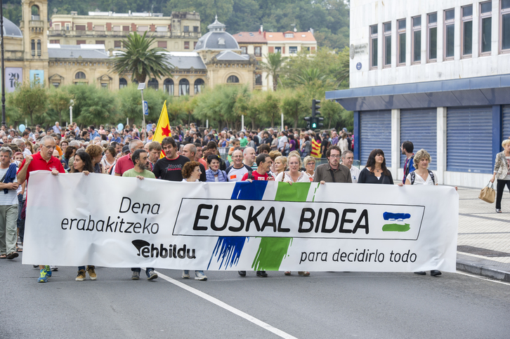 Manifestación celebrada al mediodía en Donostia. (Gorka RUBIO / ARGAZKI PRESS)