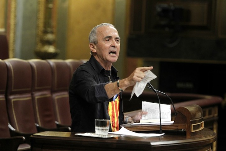 Sabino Cuadra, en el estrado con algunas hojas de la Constituciíon arrancadas en su mano. (J. DANAE / ARGAZKI PRESS)
