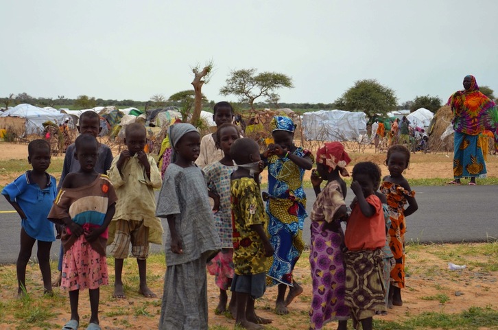 Un grupo de menores en el campo de refugiados de Assaga. (Boureima HAMA / AFP)