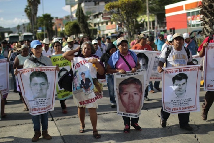 Movilización de familiares de los normalistas de Ayotzinapa. (Pedro PARDO/AFP PHOTO)