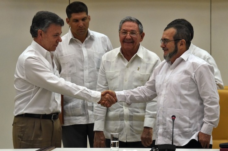 Histórico apretón de manos entre Santos y ‘Timochenko’. (Luis ACOSTA/AFP)