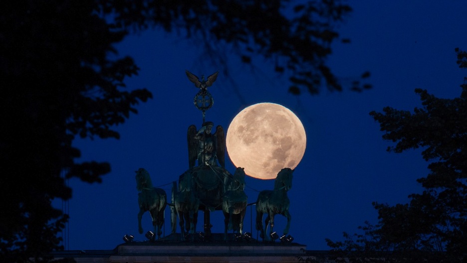 El eclipse, desde la puerta de Brandenburgo de Berlín. (Kay NIETFELD/AFP) 