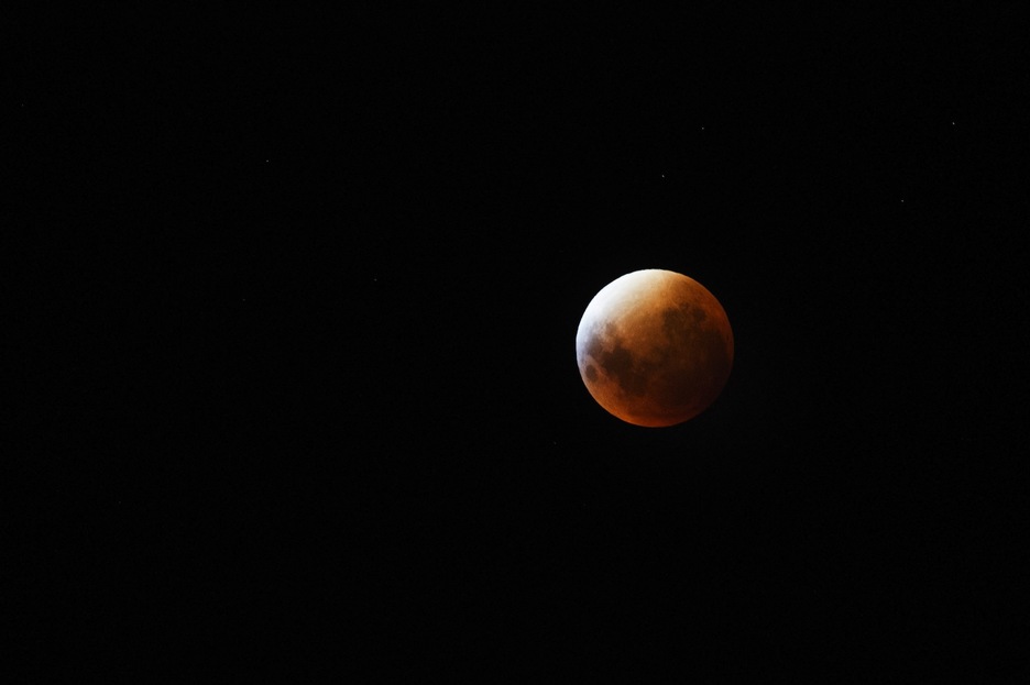 La Luna, en su punto más cercano a la Tierra, desde Ciudad del Cabo. (Rodger BOSCH/AFP)