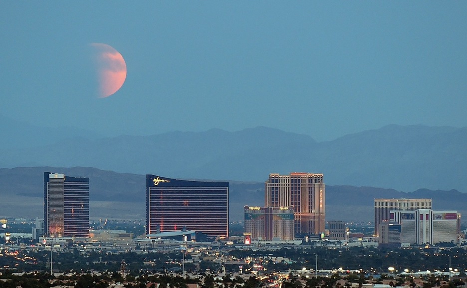 La Superluna se eleva en el cielo de Las Vegas. (Ethan MILLER/AFP)