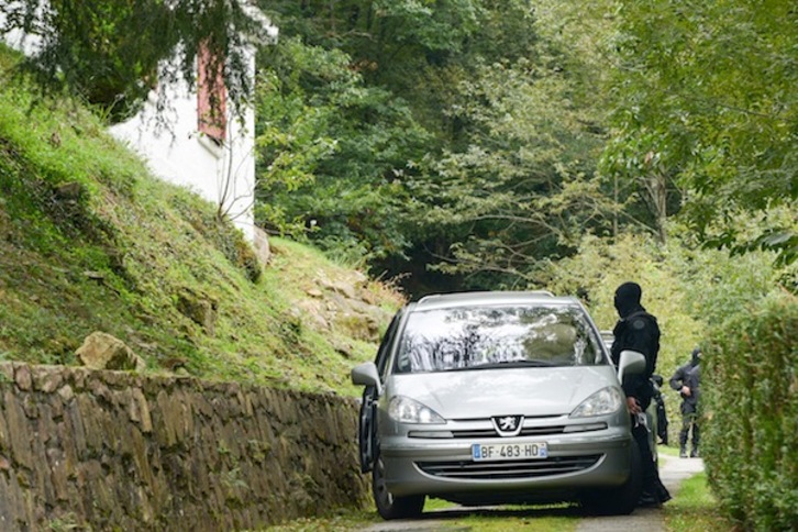 Un agente policial, durante la redada de Baigorri. (Isabelle MIQUELESTORENA)