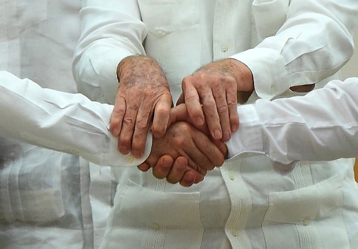 Las manos entrelazadas de Juan Manuel Santos, Raúl Castro y Timoleón Jiménez ‘Timochenko’ constatan la voluntad de paz. (Luis ACOSTA/AFP)