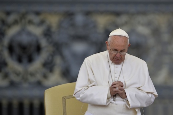 El Papa Francisco, durante una oración en la plaza San Pedro del Vaticano. (Andreas SOLARO/AFP PHOTO)