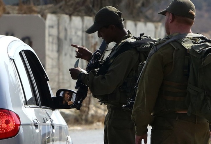 Dos soldados israelíes inspeccionan un vehículo en Beit Furik. (Jaafar ASTIYEH/AFP PHOTO) 