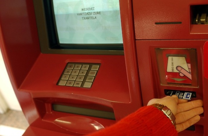 Una persona retira dinero en un cajero automático. (Gari GARAIALDE/ARGAZKI PRESS)