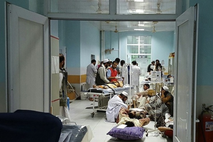 Personal de Médicos Sin Fronteras atiende a heridos tras el bombardeo de EEUU. (AFP)