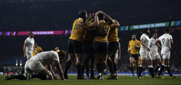 Australia celebra uno de sus ensayos ante Inglaterra. (Adrian DENNIS / AFP)