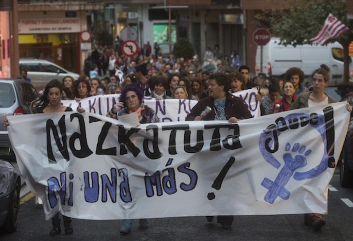 Indarkeria matxistaren aurkako mobilizazio jendetsua egin zuten asteartean Astrabuduan. (Luis JAUREGIALTZO/ARGAZKI PRESS)
